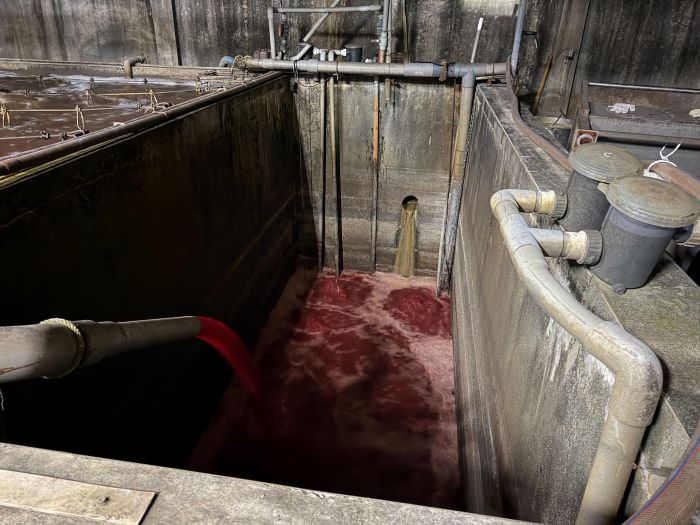 《圖說》業者廠內廢水池。〈環保局提供〉