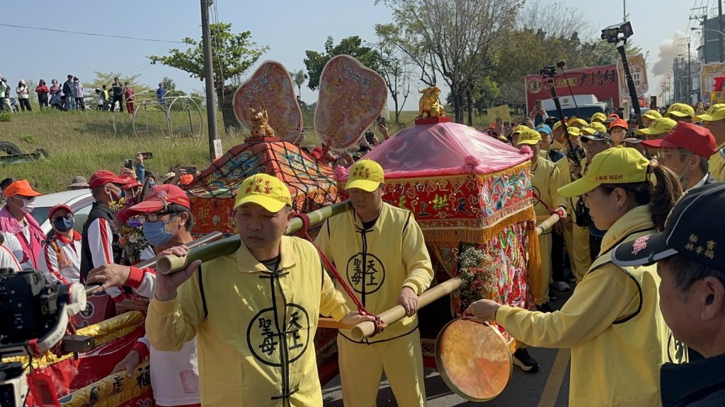 屏東波麗士結合粉紅超跑打造「識詐遶境」嘉年華 開啟信仰與治安的守護遊行 4 S 520257603 1024x576 1