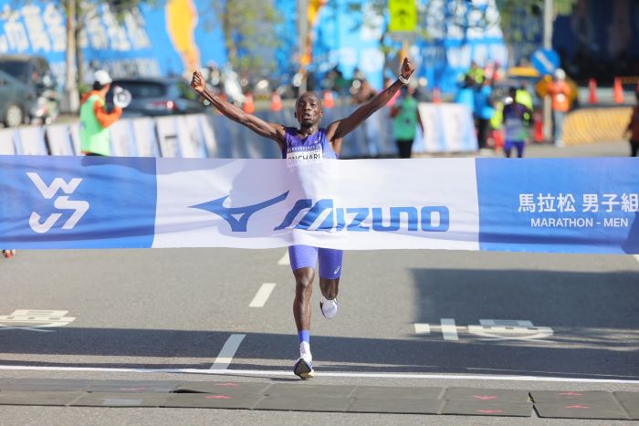 肯亞包辦〈萬金石〉男女冠軍 周庭印國內男子組三連霸 6 《圖說》2026新北市萬金石馬拉松,馬拉松男子組肯亞Enock ONCHARI,以2小時12分46秒,奪下冠軍。〈體育局提供〉