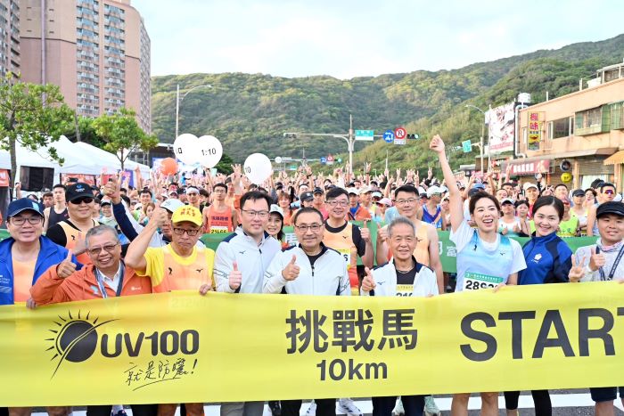 肯亞包辦〈萬金石〉男女冠軍 周庭印國內男子組三連霸 7 《圖說》侯友宜市長於起跑點與選手合影。〈體育局提供〉