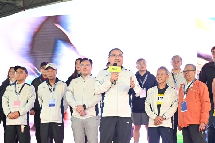 交流巨蛋、煙火與醫衛水務 侯友宜3/16率團訪澳洲 2 《圖說》侯友宜市長今日早晨出席2026新北市萬金石馬拉松活動。〈新聞局提供〉