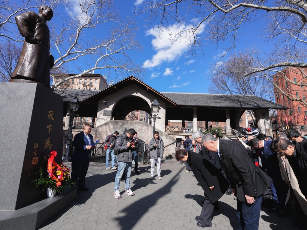 %E7%9B%A7%E5%B8%82%E9%95%B7%E5%90%91%E5%9C%8B%E7%88%B6%E9%8A%85%E5%83%8F%E7%8D%BB%E8%8A%B1%E8%87%B4%E6%95%AC 1024x768 1