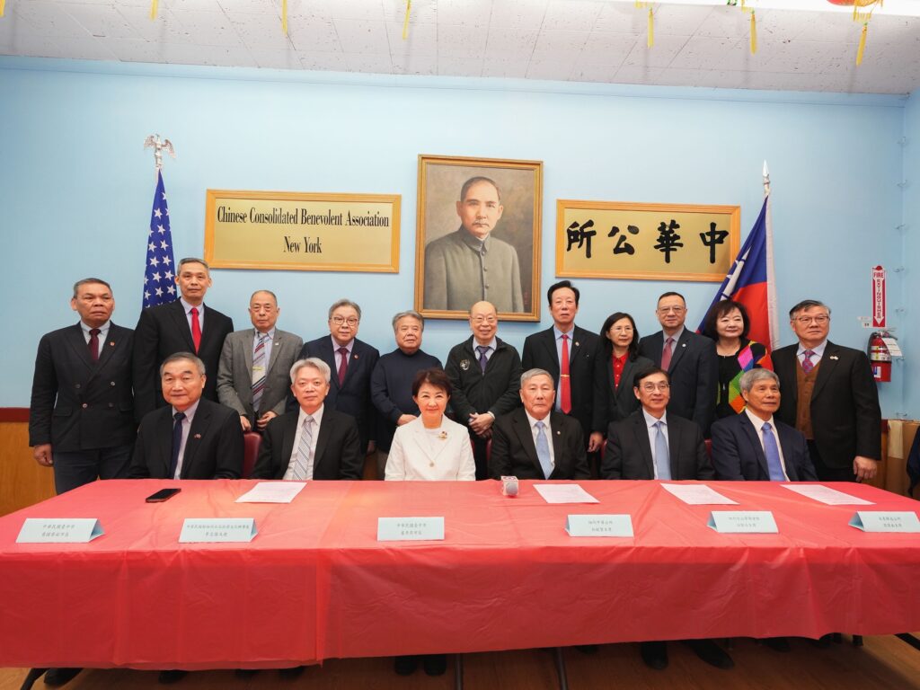 %E7%9B%A7%E5%B8%82%E9%95%B7%E8%88%87%E7%B4%90%E7%B4%84%E4%B8%AD%E8%8F%AF%E5%85%AC%E6%89%80%E4%B8%BB%E5%B8%AD%E4%BC%8D%E9%8A%B3%E8%B3%A2%E7%AD%89%E5%83%91%E9%A0%98%E5%90%88%E5%BD%B1 1024x768 1