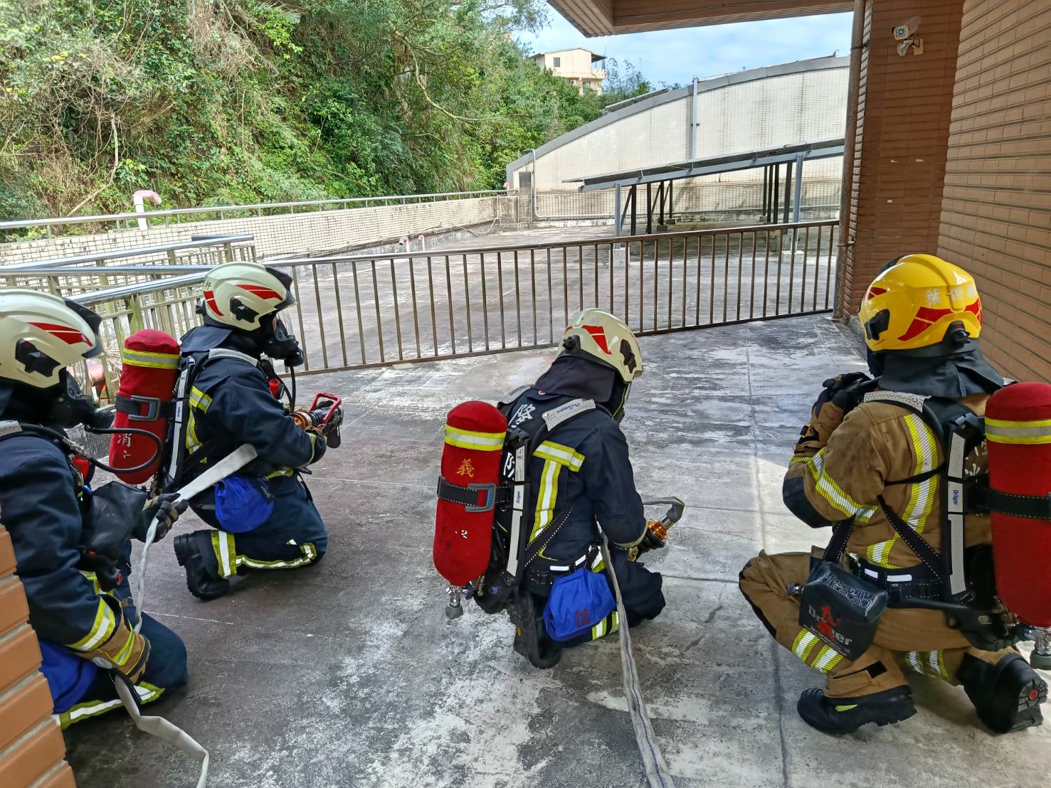 校園太陽能板火災實兵演練 基隆消防強化RIT快速救援與Mayday自救機制 4 演練照片