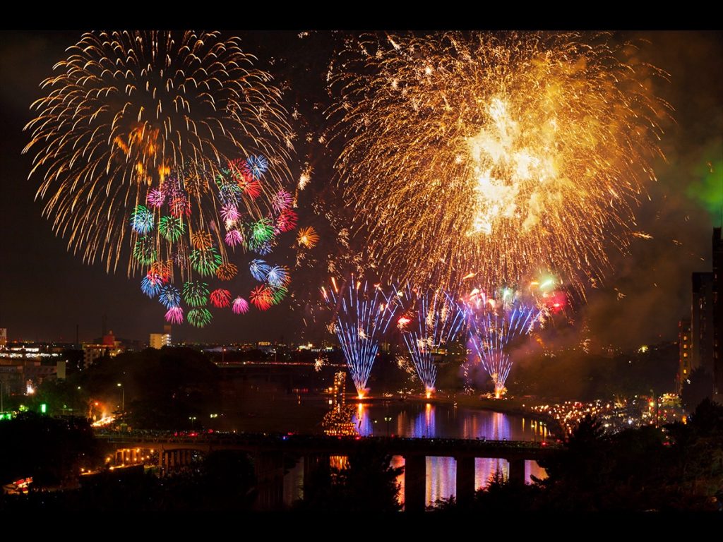 城下町的櫻花、山車與火焰——愛知縣一年四季的祭典風景 14 No 250039 6 %E5%AE%B6%E5%BA%B7%E5%85%AC%E5%A4%8F%E6%97%A5%E7%A5%AD%E7%85%99%E7%81%AB%E5%A4%A7%E6%9C%83 %E4%BE%86%E6%BA%90 AichiNow %E6%84%9B%E7%9F%A5%E6%97%85%E6%B8%B8%E5%AE%98%E6%96%B9%E7%B6%B2%E7%AB%99 1024x768 1