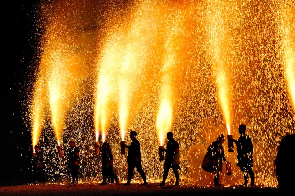 城下町的櫻花、山車與火焰——愛知縣一年四季的祭典風景 16 No 250039 8 %E8%B1%90%E6%A9%8B%E7%82%8E%E4%B9%8B%E7%A5%AD%E5%85%B8 2 %E4%BE%86%E6%BA%90 AichiNow %E6%84%9B%E7%9F%A5%E6%97%85%E6%B8%B8%E5%AE%98%E6%96%B9%E7%B6%B2%E7%AB%99 1024x683 1