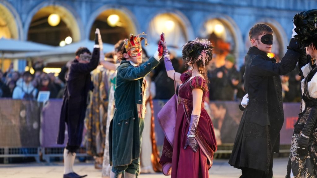 面具之城的冬日狂歡——走進2026威尼斯面具節 13 No 250040 3 Carnevale di Venezia Bridgerton %E4%BE%86%E6%BA%90 Carnevale di Venezia 2026 Official site 1024x576 1