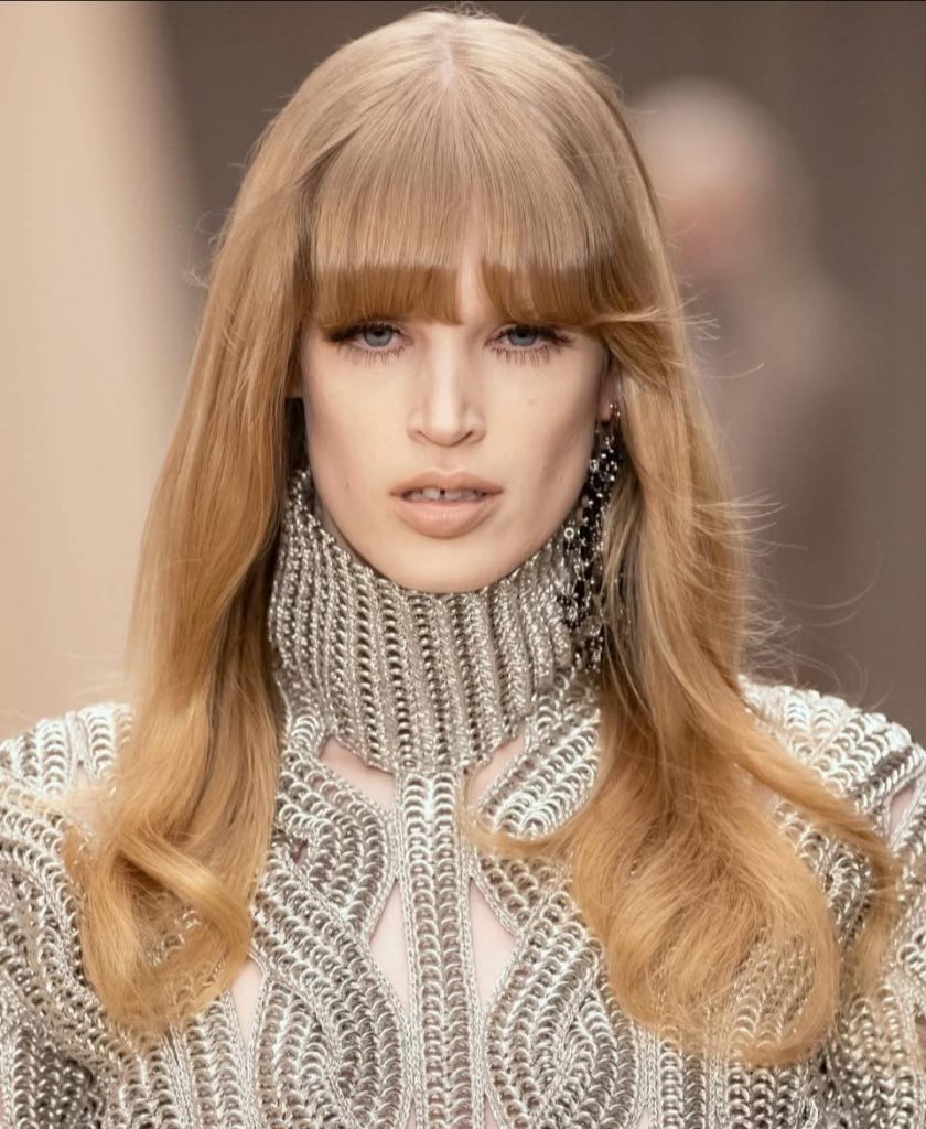 McQueen 鏈甲時裝展現結構之美 金屬編織詮釋女性力量 5 McQueenAW202600001 840x1024 1