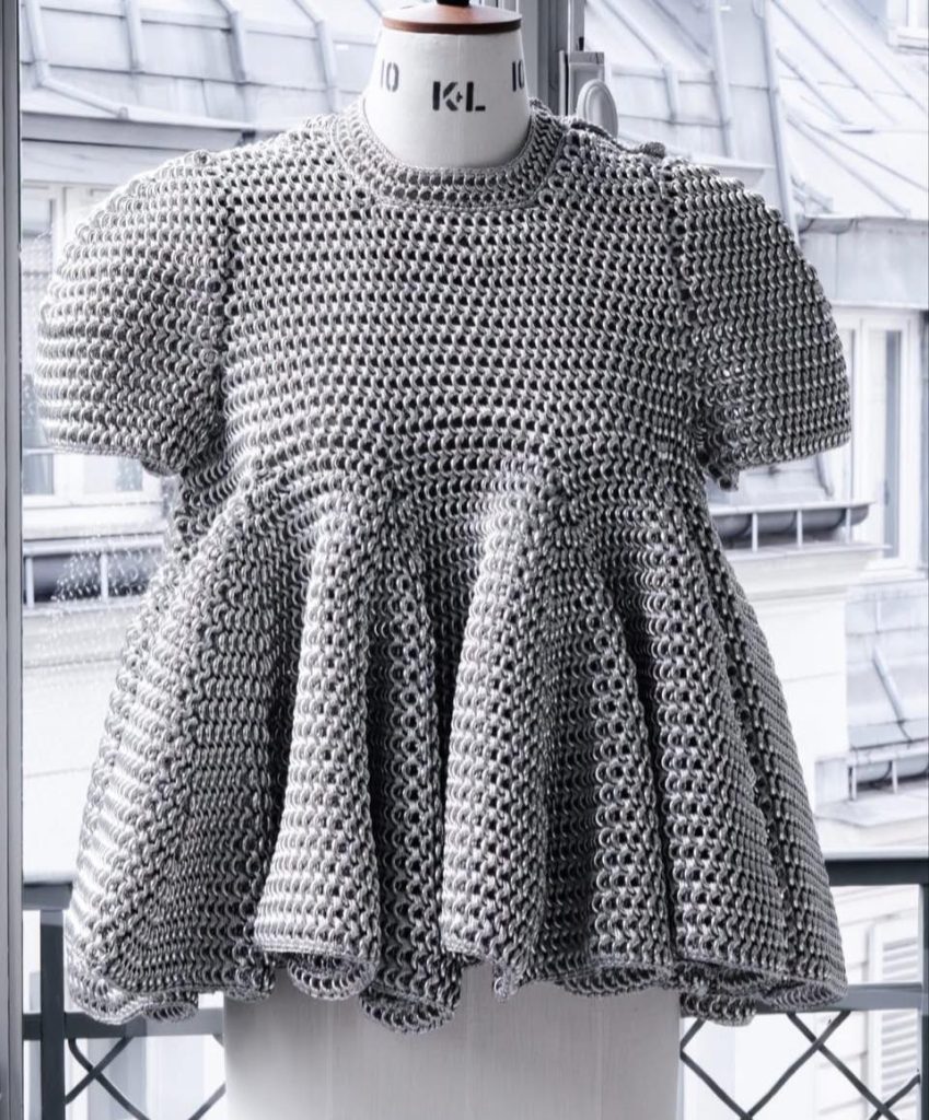 McQueen 鏈甲時裝展現結構之美 金屬編織詮釋女性力量 6 McQueenAW202600002 849x1024 1