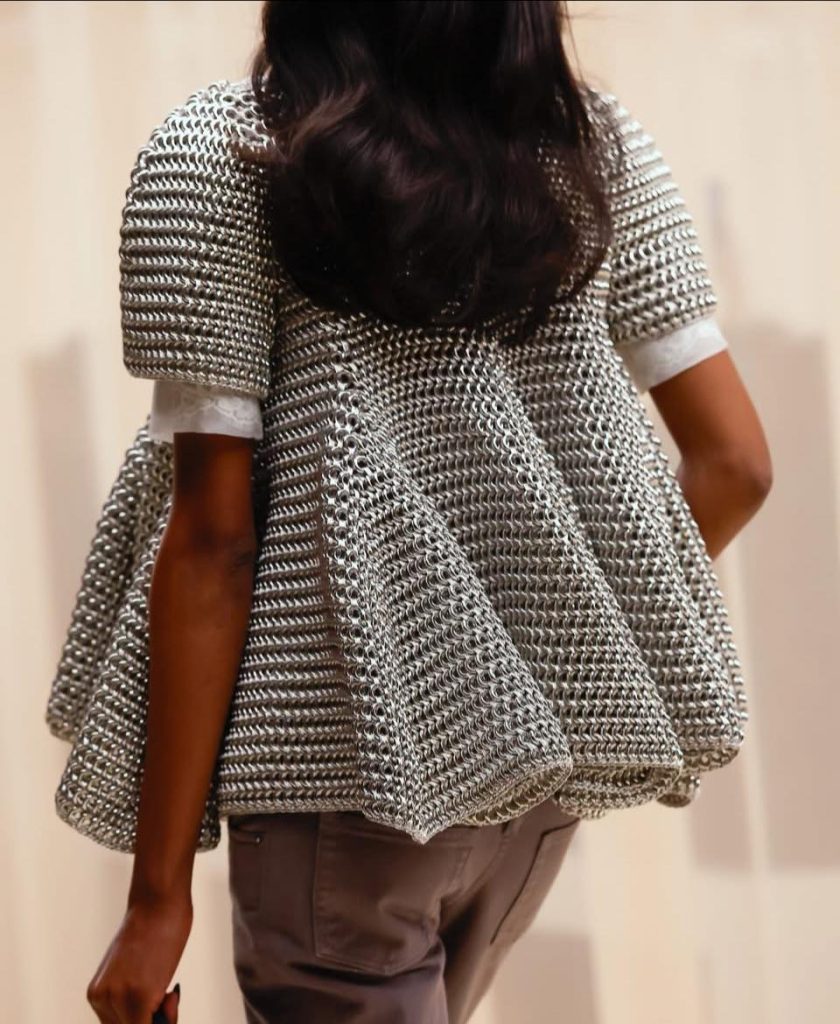 McQueen 鏈甲時裝展現結構之美 金屬編織詮釋女性力量 7 McQueenAW202600003 840x1024 1