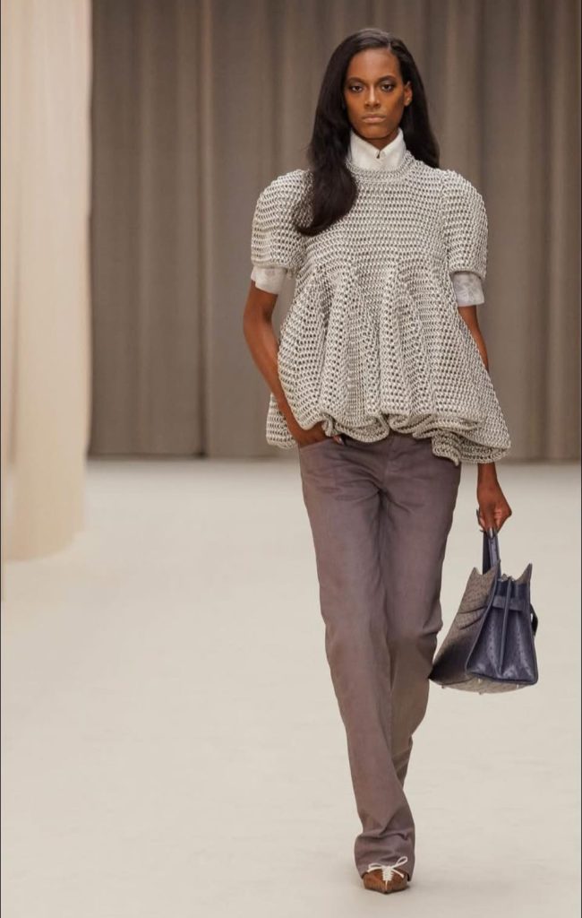 McQueen 鏈甲時裝展現結構之美 金屬編織詮釋女性力量 8 McQueenAW202600004 650x1024 1