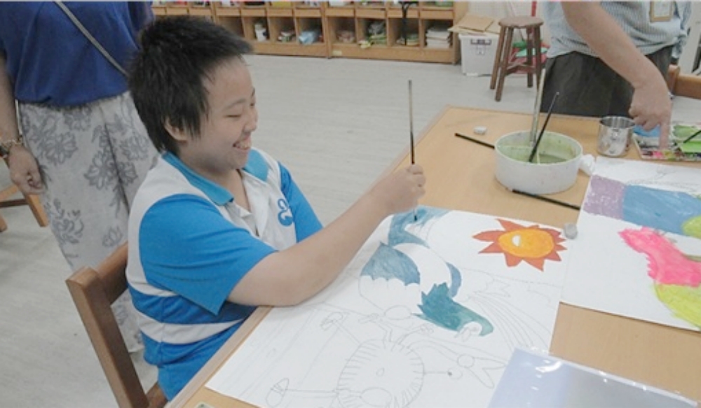 色彩不分性別、藝術賦能生命:宋禾元攜手特教學子落實多元平權 4 01%E5%AE%8B%E7%A6%BE%E5%85%83%E6%94%9C%E6%89%8B%E7%89%B9%E6%95%99%E5%AD%B8%E5%AD%90%E8%90%BD%E5%AF%A6%E5%A4%9A%E5%85%83%E5%B9%B3%E6%AC%8A 1