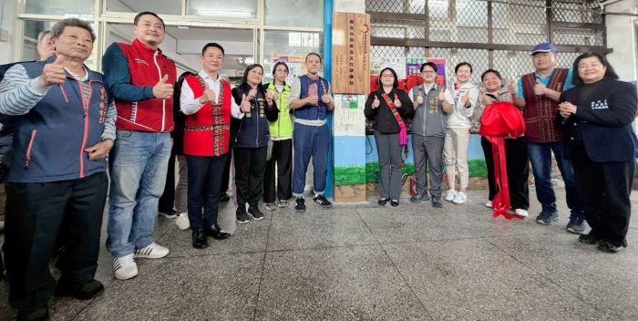 原民長者有伴交流延續文化 新北第17處文健站落腳鶯歌 5 《圖說》鶯歌區部落文化健康站揭牌儀式,左六為原民局社會福利科長呂偉麟、左三為鶯歌區長曾明華、右六為原民會主任秘書王美蘋、右五為新北市蘇泓欽議員及右四洪佳君議員。〈原民局提供〉