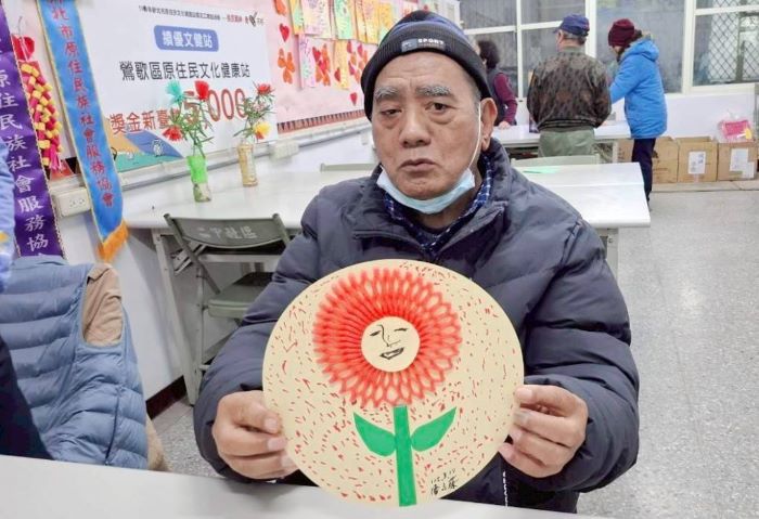 原民長者有伴交流延續文化 新北第17處文健站落腳鶯歌 8 《圖說》阿榮阿公分享經過一年持續參與,他發現走路變得更穩定,膝蓋疼痛也明顯減少。〈原民局提供〉