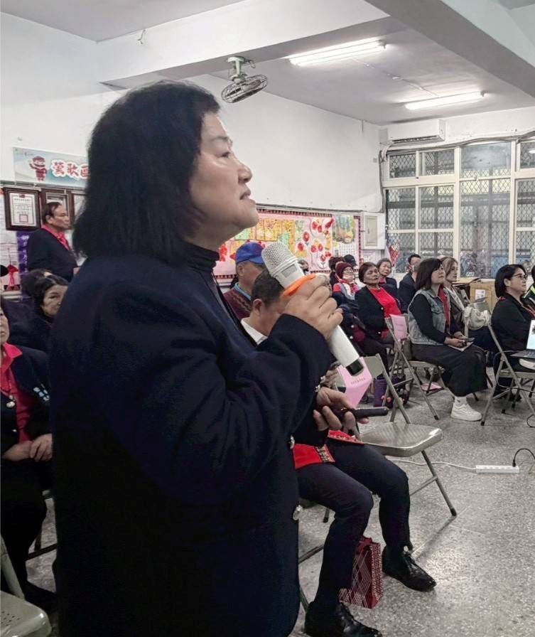 原民長者有伴交流延續文化 新北第17處文健站落腳鶯歌 7 《圖說》新北市原住民族社會服務協會劉雪香理事長介紹鶯歌區文健站狀況。〈原民局提供〉