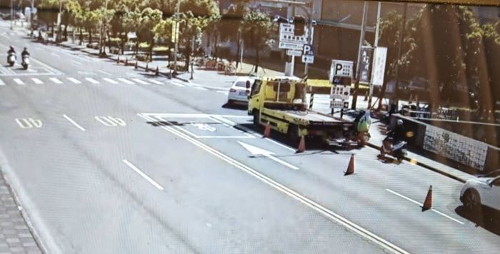 道路救援從4千變4萬 黑心業者費用暴增近10倍 12 《圖說》拖吊作業中。〈新莊分局提供〉