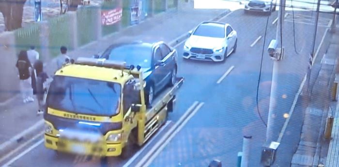 道路救援從4千變4萬 黑心業者費用暴增近10倍 11 《圖說》拖吊過程。〈新莊分局提供〉