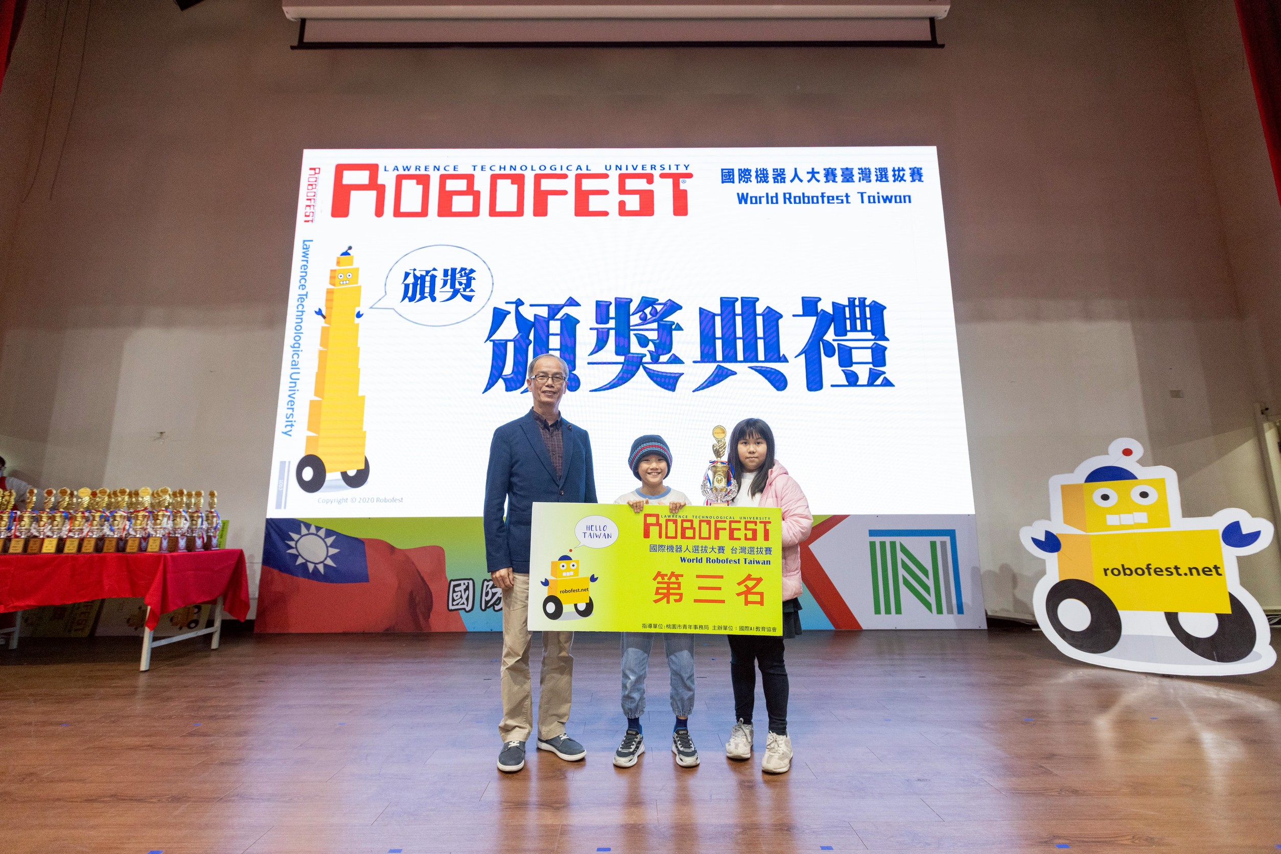 Robofest國際機器人大賽台灣選拔賽圓滿落幕 南亞技術學院近百名師生投入賽務接軌全球AI教育 5 line oa chat 260316 160914