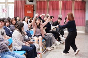 %E5%9C%96%E5%9B%9B%E6%B4%BB%E5%8B%95%E7%8F%BE%E5%A0%B4%E5%AD%B8%E7%94%9F%E8%B8%B4%E8%BA%8D%E6%8F%90%E5%95%8F%E8%88%87%E9%9D%92%E8%BE%B2%E4%BA%A4%E6%B5%81%E6%99%BA%E6%85%A7%E8%BE%B2%E6%A5%AD%E5%93%81%E7%89%8C%E7%B6%93%E7%87%9F%E8%88%87%E8%BE%B2%E6%A5%AD%E5%89%B5%E6%A5%AD%E7%AD%89%E8%AD%B0%E9%A1%8C Fotor 300x200 1