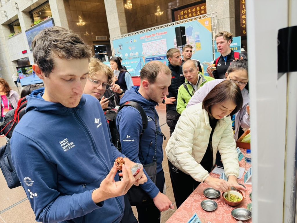 %E5%9C%965 %E5%BB%96%E5%89%AF%E4%B8%BB%E5%A7%94%E7%86%B1%E6%83%85%E9%82%80%E8%AB%8B%E9%81%B8%E6%89%8B%E5%93%81%E5%98%97%E5%AE%A2%E5%BA%84%E5%9C%A8%E5%9C%B0%E7%BE%8E%E9%A3%9F%E4%B8%A6%E8%A6%AA%E8%87%AA%E9%AB%94%E9%A9%97%E7%A3%A8%E6%93%82%E8%8C%B6 1024x768 1