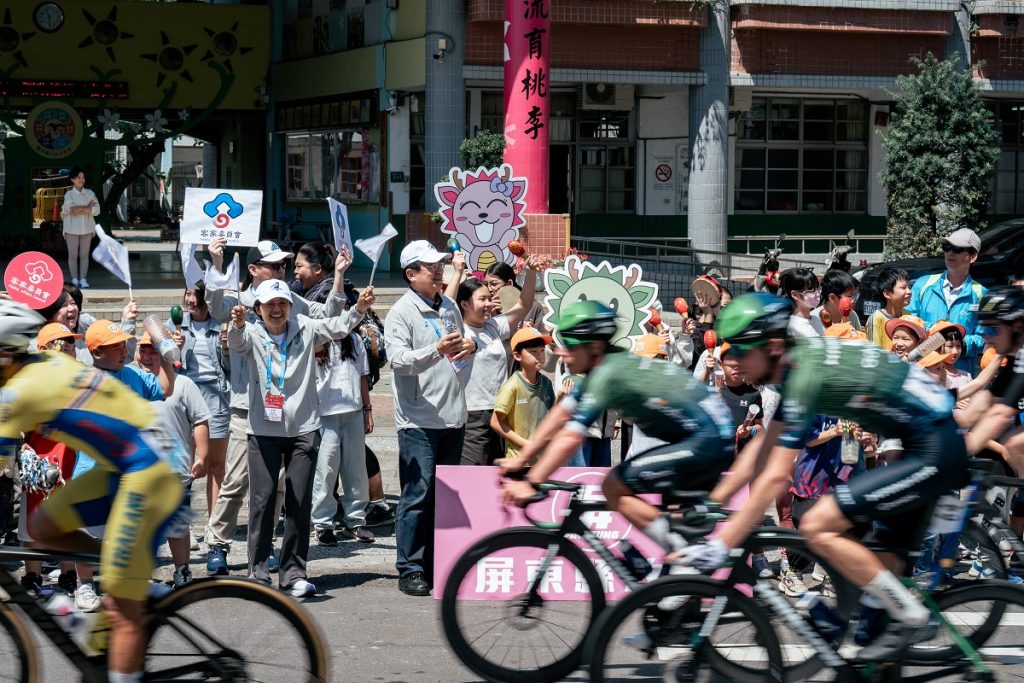 %E5%9C%964 %E5%AE%A2%E5%A7%94%E6%9C%83%E5%8F%A4%E7%A7%80%E5%A6%83%E4%B8%BB%E5%A7%94%E5%8F%8A%E5%B1%8F%E6%9D%B1%E7%B8%A3%E6%95%99%E8%82%B2%E8%99%95%E9%99%B3%E5%9C%8B%E7%A5%A5%E8%99%95%E9%95%B7%E8%87%B3%E9%BA%9F%E6%B4%9B%E5%9C%8B%E5%B0%8F%E8%88%87%E5%B0%8F%E6%9C%8B%E5%8F%8B%E4%B8%80%E8%B5%B7%E7%82%BA%E9%81%B8%E6%89%8B%E5%8A%A0%E6%B2%B9%E7%85%A7%E7%89%87%E4%BE%86%E6%BA%90%E5%9C%8B%E9%9A%9B%E8%87%AA%E7%94%B1%E8%BB%8A%E7%92%B0%E5%8F%B0%E8%B3%BD 1024x683 1