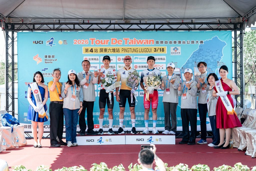 %E5%9C%966 %E5%B1%8F%E6%9D%B1%E5%85%AD%E5%A0%86%E7%AB%99%E5%86%A0%E8%BB%8D%E8%A1%AB%E5%BE%97%E4%B8%BB%E8%88%87%E9%A0%92%E7%8D%8E%E5%98%89%E8%B3%93%E5%90%88%E5%BD%B1%E7%85%A7%E7%89%87%E4%BE%86%E6%BA%90%E5%9C%8B%E9%9A%9B%E8%87%AA%E7%94%B1%E8%BB%8A%E7%92%B0%E5%8F%B0%E8%B3%BD 1024x683 1