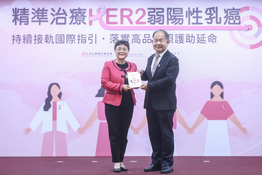 %E5%9C%967 %E7%97%85%E5%8F%8B%E5%B0%8F%E5%90%9B%E9%9B%96%E7%84%A1%E6%B3%95%E5%88%B0%E5%A0%B4%E6%BA%96%E5%82%99%E9%A9%9A%E5%96%9C%E5%8D%A1%E7%89%87%E6%84%9F%E8%AC%9D%E9%99%B3%E8%8A%B3%E9%8A%98%E7%90%86%E4%BA%8B%E9%95%B7%E5%8F%8A%E9%86%AB%E7%99%82%E5%9C%98%E9%9A%8A%E5%90%8C%E6%99%82%E4%B9%9F%E5%91%BC%E7%B1%B2%E5%A4%A7%E5%AE%B6%E5%8D%83%E8%90%AC%E5%88%A5%E9%80%83%E9%81%BF%E6%89%BE%E5%B0%8D%E9%86%AB%E5%B8%AB%E9%85%8D%E5%90%88%E6%B2%BB%E7%99%82%E7%B2%BE%E6%BA%96%E6%96%B0%E8%97%A5%E8%83%BD%E7%82%BA%E7%94%9F%E5%91%BD%E5%B8%B6%E4%BE%86%E9%80%86%E8%BD%89%E5%8F%B0%E7%81%A3%E7%99%8C%E7%97%87%E5%9F%BA%E9%87%91%E6%9C%83%E6%8F%90%E4%BE%9B 1024x683 1