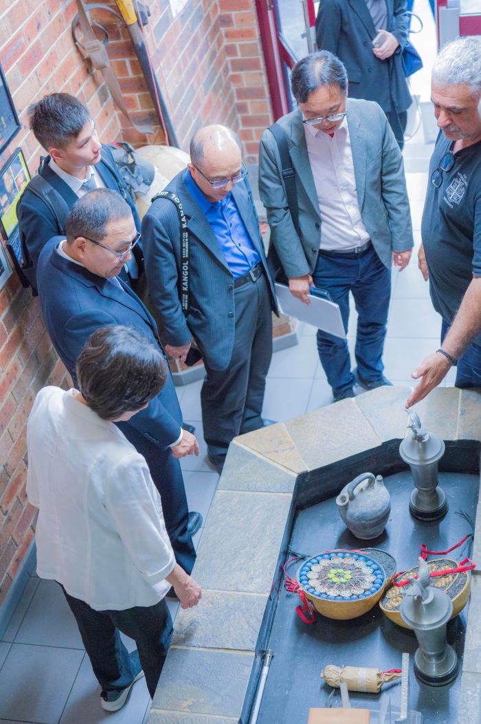 《圖說》新北市長侯友宜率市府團隊赴澳洲雪梨，拜會全球頂尖煙火設計團隊Foti International Fireworks，由家族第7代經營者接待。〈新聞局提供〉