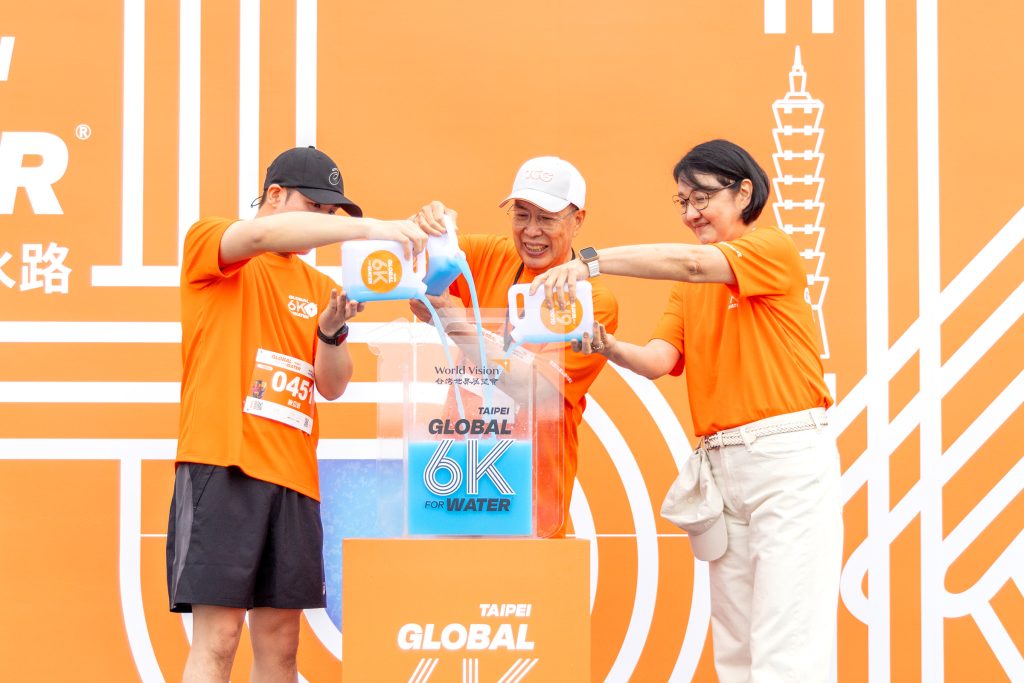 %E5%8F%B0%E7%81%A3%E4%B8%96%E7%95%8C%E5%B1%95%E6%9C%9B%E6%9C%83%E8%91%A3%E4%BA%8B%E9%95%B7%E6%9E%97%E5%95%93%E5%B3%B0%E4%B8%AD%E6%9C%83%E9%95%B7%E6%9D%8E%E7%B4%B9%E9%BD%A1%E5%8F%B3%E9%A0%98%E8%B7%91%E4%BA%BA%E4%BA%9E%E7%91%9F%E5%B7%A6%E5%85%B1%E5%90%8C%E5%B0%87%E5%B8%8C%E6%9C%9B%E4%B9%8B%E6%B0%B4%E5%80%92%E5%85%A5%E8%B1%A1%E5%BE%B5%E5%8C%AF%E9%9B%86%E6%84%9B%E5%BF%83%E7%9A%84%E6%B0%B4%E6%A1%B6%E4%B8%AD%E4%B8%80%E8%B5%B7%E7%82%BA%E5%AD%A9%E5%AD%90%E8%80%8C%E8%B7%91%E5%8F%B0%E7%81%A3%E4%B8%96%E7%95%8C%E5%B1%95%E6%9C%9B%E6%9C%83%E6%8F%90%E4%BE%9B 1024x683 1