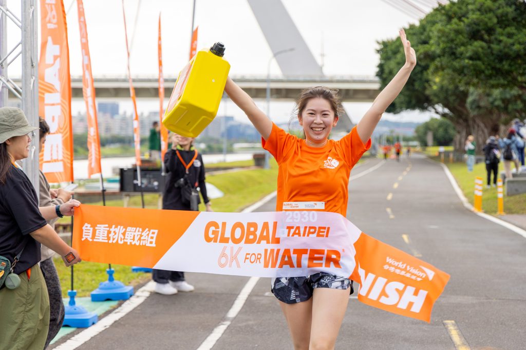 %E8%B7%91%E8%80%85%E5%AE%8C%E6%88%90 6 %E5%85%AC%E9%87%8C%E8%B3%BD%E7%A8%8B%E4%BB%A3%E8%A1%A8%E7%BC%BA%E6%B0%B4%E5%9C%B0%E5%8D%80%E5%AD%A9%E7%AB%A5%E6%AF%8F%E6%97%A5%E5%8F%96%E6%B0%B4%E7%9A%84%E5%B9%B3%E5%9D%87%E8%B7%AF%E5%BE%91%E5%8F%B0%E7%81%A3%E4%B8%96%E7%95%8C%E5%B1%95%E6%9C%9B%E6%9C%83%E6%8F%90%E4%BE%9B 1024x683 1