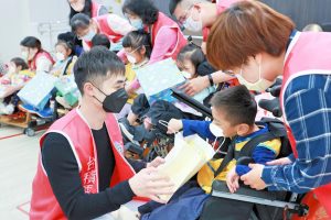 %E4%B8%BB%E7%AE%A1%E7%99%BC%E7%A6%AE%E7%89%A9 2 Fotor 300x200 1