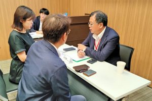 %E5%9C%96%E4%B8%89%E7%8F%BE%E5%A0%B4%E8%A8%AD%E7%BD%AE%E5%B0%88%E5%B1%AC%E9%A1%A7%E5%95%8F1%E5%B0%8D1%E8%AB%AE%E8%A9%A2%E5%8D%80%E4%B8%AD%E8%A1%9B%E4%B8%AD%E5%BF%83%E9%A1%A7%E5%95%8F%E5%8D%94%E5%8A%A9%E8%BE%B2%E4%BC%81%E6%A5%AD%E5%B0%8D%E6%8E%A5%E9%9B%99%E8%BB%B8%E8%BD%89%E5%9E%8B%E8%B3%87%E6%BA%90%E8%88%87%E8%A7%A3%E7%AD%94%E5%A0%B1%E5%90%8D%E7%96%91%E5%95%8F%E5%9C%96%E7%89%87%E4%BE%86%E6%BA%90%E8%B2%A1%E5%9C%98%E6%B3%95%E4%BA%BA%E4%B8%AD%E8%A1%9B%E7%99%BC%E5%B1%95%E4%B8%AD%E5%BF%83 Fotor 300x200 1