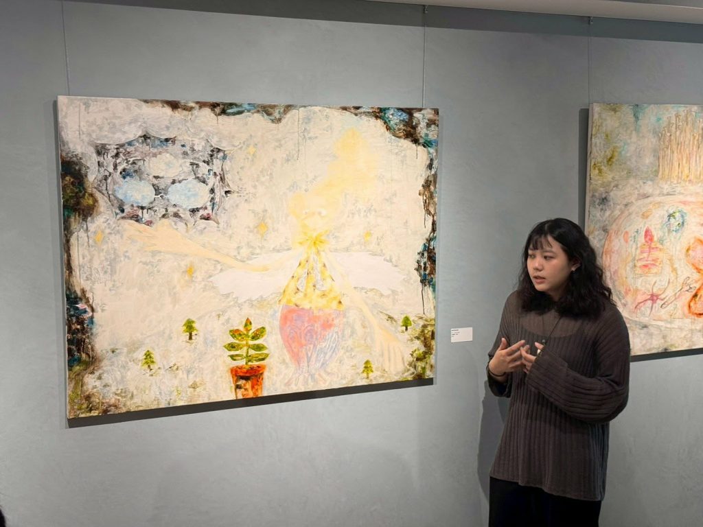 %E5%90%B3%E6%AC%A3%E8%8A%AB%E6%94%9D%E6%96%BC%E4%BD%9C%E5%93%81%E5%89%8D %E5%AA%92%E6%9D%90%E7%9A%84%E9%81%8B%E7%94%A8%E8%88%87%E8%89%B2%E5%BD%A9%E7%9A%84%E8%A1%A8%E7%8F%BE 1024x768 1