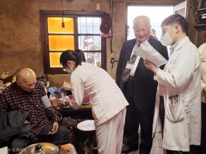 透過安心御老平台推動榮民照護數位轉型 輔導會檢視新竹榮服處執行平台成效 10 %E5%9C%96%E4%BA%8C%E8%87%BA%E5%8C%97%E6%A6%AE%E7%B8%BD%E6%96%B0%E7%AB%B9%E5%88%86%E9%99%A2%E5%80%8B%E7%AE%A1%E5%B8%AB%E6%9B%BF%E9%BB%83%E4%BC%AF%E4%BC%AF%E9%87%8F%E6%B8%AC%E8%A1%80%E5%A3%93%E8%87%BA%E5%8C%97%E6%A6%AE%E7%B8%BD%E6%96%B0%E7%AB%B9%E5%88%86%E9%99%A2%E9%99%B3%E9%99%A2%E9%95%B7%E5%8F%8A%E9%86%AB%E5%B8%AB%E5%8A%89%E4%B8%BB%E4%BB%BB%E6%AA%A2%E8%A6%96%E9%95%B7%E8%BC%A9%E7%94%A8%E8%97%A5%E6%83%85%E5%BD%A2 Fotor 300x225 1