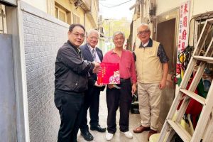 透過安心御老平台推動榮民照護數位轉型 輔導會檢視新竹榮服處執行平台成效 11 %E5%9C%96%E4%B8%80%E9%99%B3%E5%89%AF%E4%B8%BB%E4%BB%BB%E5%A7%94%E5%93%A1%E5%8F%B31%E5%81%95%E8%87%BA%E5%8C%97%E6%A6%AE%E7%B8%BD%E6%96%B0%E7%AB%B9%E5%88%86%E9%99%A2%E9%99%B3%E6%9B%BE%E5%9F%BA%E9%99%A2%E9%95%B7%E5%8F%B33%E5%8F%8A%E6%96%B0%E7%AB%B9%E6%A6%AE%E6%B0%91%E6%9C%8D%E5%8B%99%E8%99%95%E9%9E%A0%E5%AE%97%E9%A1%AF%E8%99%95%E9%95%B7%E5%8F%B34%E6%8B%9C%E8%A8%AA%E4%B8%A6%E6%84%9F%E8%AC%9D%E6%A6%AE%E6%B0%91%E9%BB%83%E4%BC%AF%E4%BC%AF%E9%84%B0%E6%89%98%E4%BA%BA%E5%8F%B32 Fotor2 300x200 1