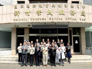 透過安心御老平台推動榮民照護數位轉型 輔導會檢視新竹榮服處執行平台成效 12 %E5%9C%96%E5%9B%9B%E6%8E%A8%E5%8B%95%E6%A6%AE%E6%B0%91%E7%85%A7%E8%AD%B7%E6%95%B8%E4%BD%8D%E8%BD%89%E5%9E%8B%E4%B8%80%E9%BB%9E%E7%94%9F%E8%AE%8A%E5%85%A8%E9%9D%A2%E6%87%89%E6%8F%B4%E9%99%B3%E5%89%AF%E4%B8%BB%E4%BB%BB%E5%A7%94%E5%93%A1%E8%88%87%E8%87%BA%E5%8C%97%E6%A6%AE%E6%B0%91%E7%B8%BD%E9%86%AB%E9%99%A2%E8%87%BA%E5%8C%97%E6%A6%AE%E7%B8%BD%E6%96%B0%E7%AB%B9%E5%88%86%E9%99%A2%E6%96%B0%E7%AB%B9%E6%A6%AE%E8%AD%BD%E5%9C%8B%E6%B0%91%E4%B9%8B%E5%AE%B6%E5%8F%8A%E6%A6%AE%E6%9C%8D%E8%99%95%E5%B7%A5%E4%BD%9C%E5%90%8C%E4%BB%81%E5%90%88%E5%BD%B1 Fotor 1 300x225 1