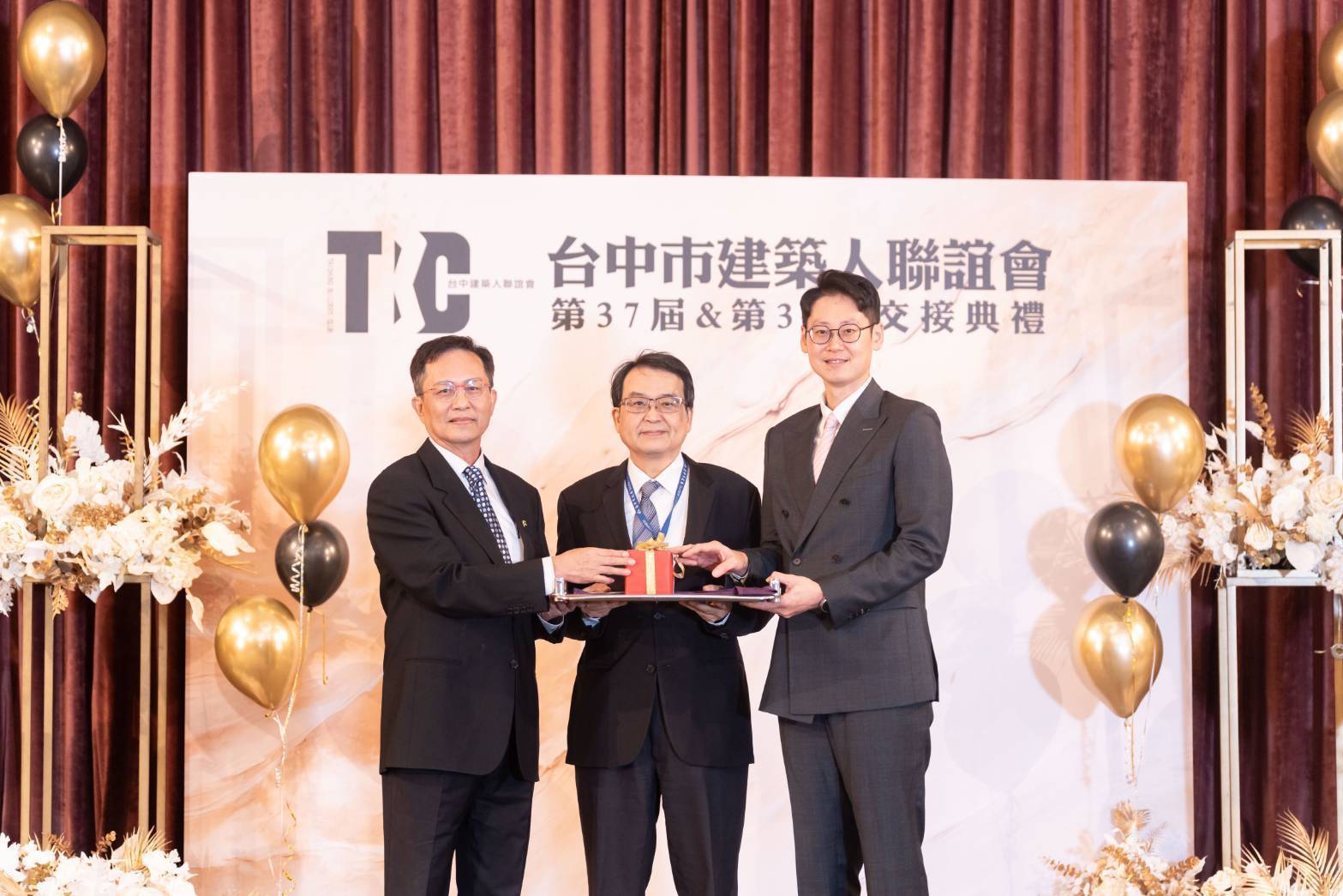 【台中】台中市建築人聯誼會第38屆會長交接 黃秘書長:宜居城市台中更幸福 2 E9BB83E7A798E69BB8E995B7E5B487E585B8E79BA3E4BAA4E7ACAC37E5B186E69C83E995B7E9BB83E9A1AFE6B4B2 E5B7A6 E4BAA4E68EA5E4BA88E7ACAC38E5B186E69C83E995B7E5BCB5E58D9AE9889E E58FB3