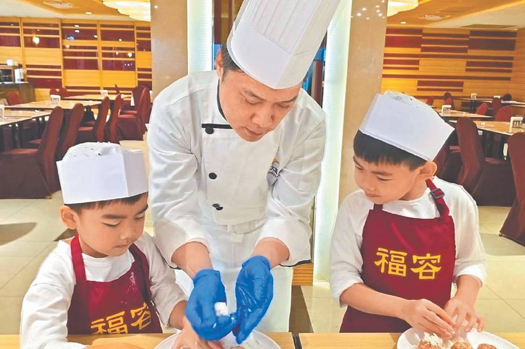 %E7%A6%8F%E5%AE%B9%E5%8F%B0%E5%8C%97%E4%BA%8C%E9%A4%A8%E9%80%8F%E9%81%8E%E4%B8%BB%E5%BB%9A%E5%B8%B6%E9%A0%98%E8%A6%AA%E5%AD%90%E6%96%99%E7%90%86%E9%AB%94%E9%A9%97%E5%B0%87%E9%A3%AF%E5%BA%97%E9%A4%90%E9%A3%B2%E6%9C%8D%E5%8B%99%E8%BD%89%E5%8C%96%E7%82%BA%E5%AE%B6%E5%BA%AD%E5%85%B1%E5%AD%B8%E6%97%85%E9%81%8A%E5%9C%96%E7%A6%8F