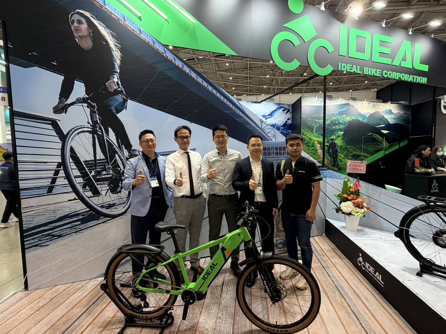 台灣電動智能自行車協會邀集指標性會員廠商，一起投入電動自行車關鍵技術國產化。左起：愛地雅工業陳敬旺總經理、台灣電動智能自行車協會蘇雍翔秘書長、威潤科技倪俊瑋資深經理、聯永基呂理安副理、力山工業陳威廷專員。(圖/台灣電動智能自行車協會提供)