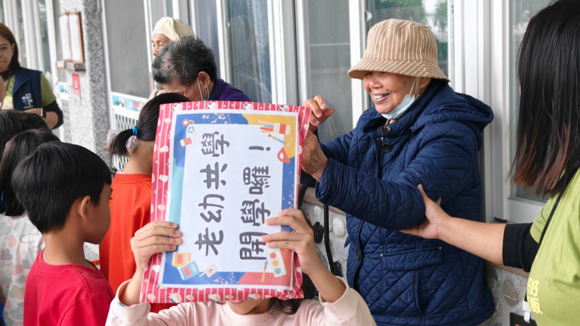 %E6%96%B0%E5%8A%A0%E5%85%A5%E8%80%81%E5%B9%BC%E5%85%B1%E5%AD%B8%E7%9A%84%E6%9D%8E%E9%BB%83%E9%98%BF%E5%AC%A4%E7%99%BC%E9%80%81%E9%96%8B%E5%AD%B8%E7%A6%AE%E5%8C%85%E7%B5%A6%E4%BD%8E%E5%B9%B4%E7%B4%9A%E5%B0%8F%E6%9C%8B%E5%8F%8B