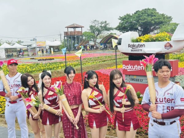 桃園彩色海芋季盛大開幕結合棒球文化 張善政:期盼花季與職棒賽場雙喜臨門 7 今天開幕式除了有今年「桃園好農」代言人——嘎琳,還特別邀請到樂天桃猿球星廖健富、呂詠臻、樂天女孩筠熹,以及韓援三本柱廉世彬、高佳彬、金佳珢一同到場為活動站台。