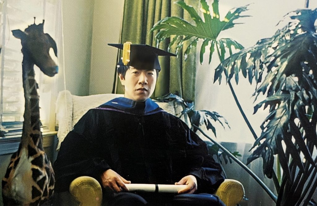 %E6%9D%8E%E6%98%8C%E9%88%BA%E7%95%A2%E6%A5%AD%E6%96%BCNew York University in 1975 1024x666 1