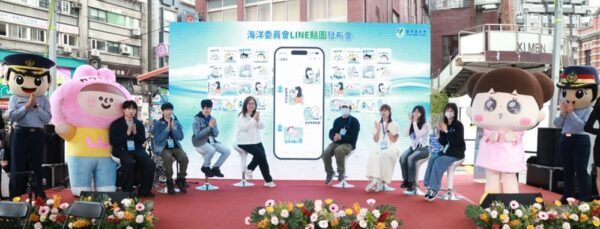 「讓我們LINE在海洋」貼圖發布會熱鬧登場 海委會首波海洋貼圖獲熱烈迴響 三天超過38萬次下載 13 管碧玲主委與插畫家利用手機介面對話,示範本次海洋主題LINE貼圖的趣味互動。圖/主辦單位
