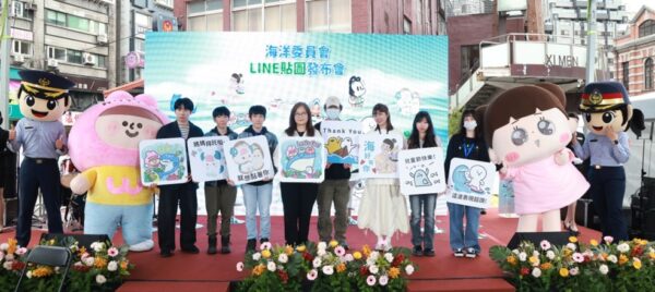 「讓我們LINE在海洋」貼圖發布會熱鬧登場 海委會首波海洋貼圖獲熱烈迴響 三天超過38萬次下載 15 管碧玲主委(左4)與插畫家weiweiboy(左1)、吉文考古(左2、3)、iyaya(左5)、33_original(右3)、昀子(右2)、寶寶不說(右1)、人氣人偶啾啾妹、可愛大王及海巡人偶一同合照。圖/主辦單位