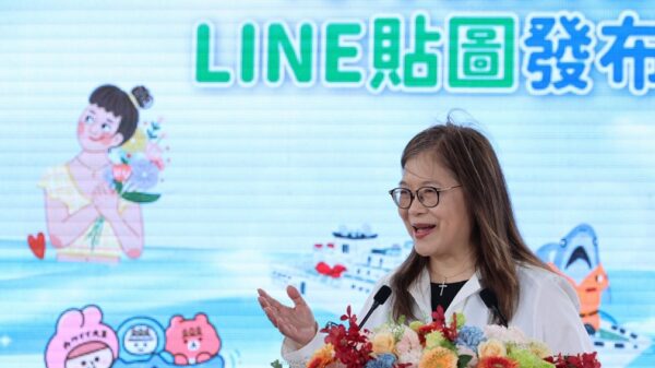 「讓我們LINE在海洋」貼圖發布會熱鬧登場 海委會首波海洋貼圖獲熱烈迴響 三天超過38萬次下載 16 管碧玲主委分享LINE貼圖是她非常喜歡的溝通工具,這次可以邀請多位插畫家創作海洋主題貼圖,感到非常開心。圖/主辦單位