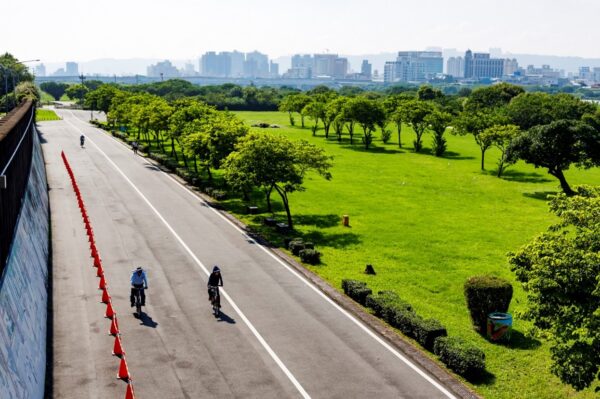 板橋門牌面公園雙學區值多少?「日安PARK」超優價位狂吸買氣 6 本案雙北罕見千坪超大基地且緊鄰千坪大公園享完整街廓優勢,擁開闊視野與採光條件。(圖/日安PARK提供)