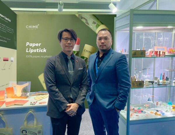 棨美有限公司發表全球首款100%全紙膏劑包裝 零塑革命引爆永續美妝新戰場 重新定義全球包裝標準 6 品牌於發布會場洽詢與棨美總經理合照。圖/棨美提供