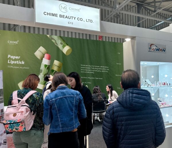 棨美有限公司發表全球首款100%全紙膏劑包裝 零塑革命引爆永續美妝新戰場 重新定義全球包裝標準 7 發布會場前來各國買主前來洽詢合作。圖/棨美提供