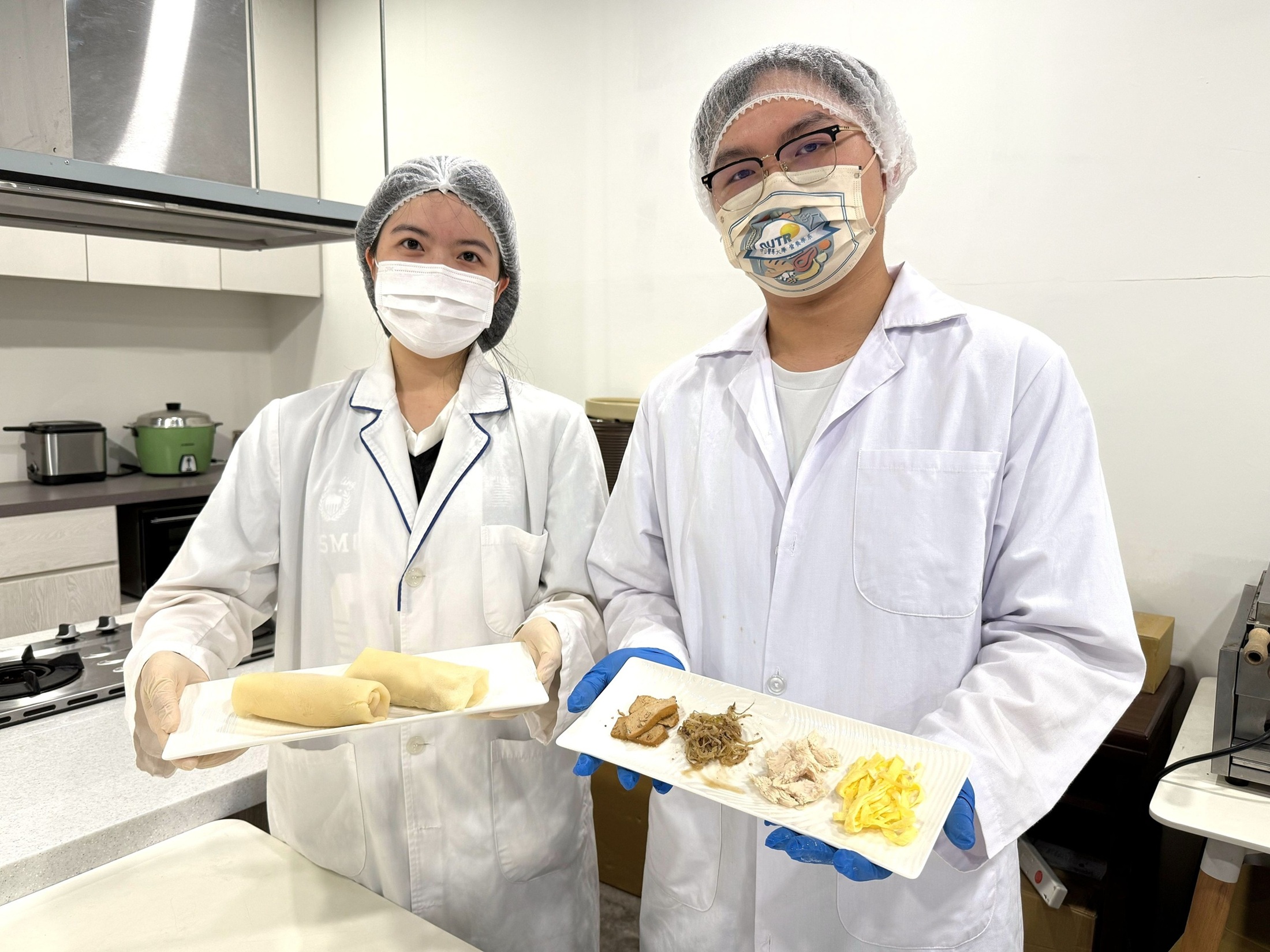 不怕胖清明潤餅來了 中山醫大學生翻轉傳統高油高糖印象 5 01 %E4%B8%AD%E5%B1%B1%E9%86%AB%E5%A4%A7%E7%87%9F%E9%A4%8A%E7%B3%BB%E5%AD%B8%E7%94%9F%E5%B1%95%E7%A4%BA%E7%A0%94%E7%99%BC%E5%AE%8C%E6%88%90%E7%9A%84%E9%AB%98%E7%BA%96%E4%BD%8E%E7%B3%96%E6%BD%A4%E9%A4%85%E5%85%BC%E9%A1%A7%E9%A2%A8%E5%91%B3%E8%88%87%E5%81%A5%E5%BA%B7%E7%BF%BB%E8%BD%89%E5%82%B3%E7%B5%B1%E9%AB%98 1