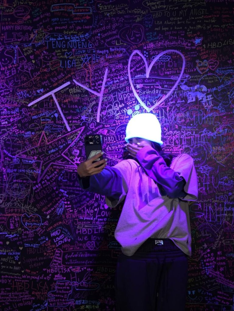 閃耀東京!LISA 親臨《ALTER EGO》期間限定店共慶生日 6 S 11976722 0 769x1024 1